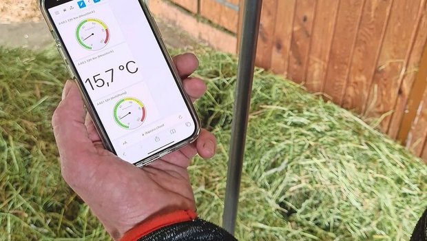 Die Heustocksonde misst und übermittelt die Temperatur und die Feuchtigkeit auf das Handy. Es lässt sich auch ein Alarm für aussergewöhnliche Messwerte einstellen.
