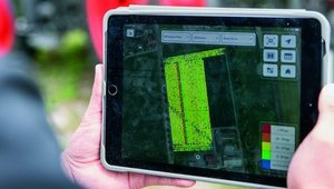 Auf einem Bildschirm ist per GPS die Feldskizze zu sehen.