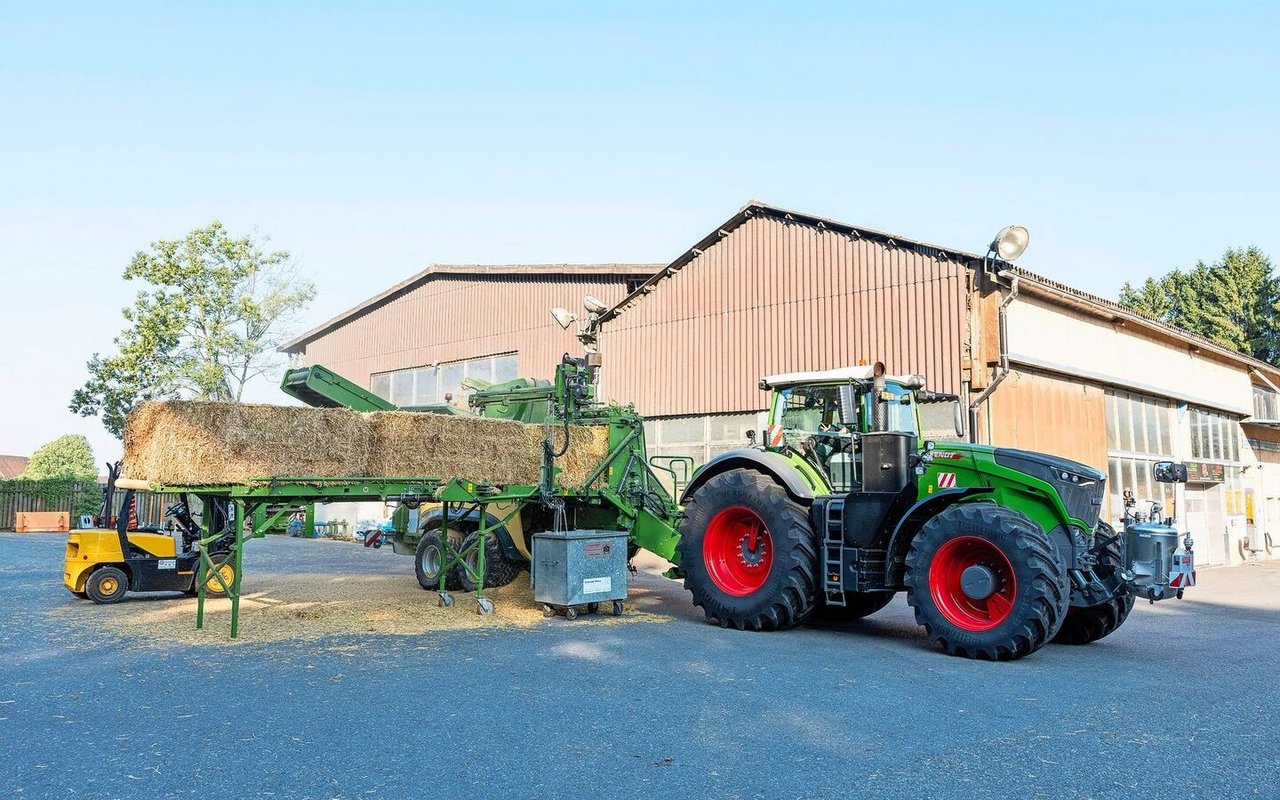 Entsprechend hohe Leistung erfordert die Presse vom Zugfahrzeug. Deshalb mietet das Lohnunternehmen Fiechter einen Fendt Vario 1050 mit 517 PS.