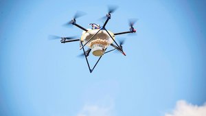 Das gezielte Ausbringen von Nützlingen oder Pflanzenschutzmitteln mit Drohnen kann die Aufwandmenge von PSM erheblich reduzieren.