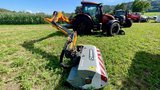 In den Verkaufszahlen der GVS Agrar AG fahren die Valtra-Traktoren direkt hinter Fendt und Massey Ferguson. An der «AgriEmotion» Freiland-Ausstellung ist der Valtra N175 mit einem Noremat Unibroyeur Mähkopf für Mäh- und Gestrüppsarbeiten unterwegs.  (Bild: «die grüne» / Jürg Vollmer)