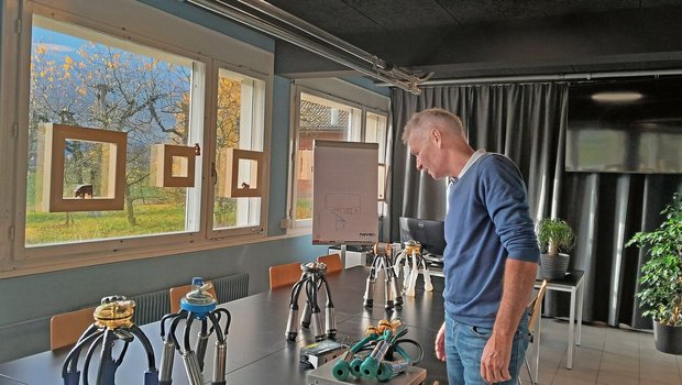 Andreas Niederhäuser zeigt, wie Becherhülsen aus Kunststoff statt aus Edelstahl das Gewicht des Melkzeugs stark reduzieren.