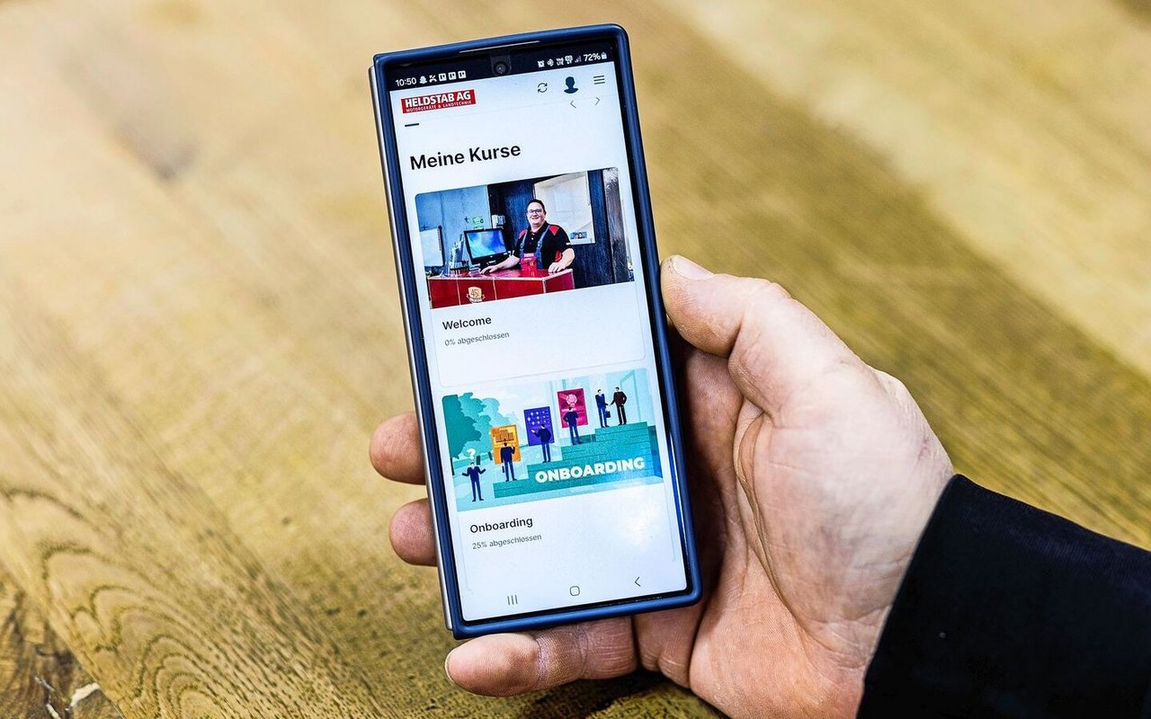 Das ist eine App für Mitarbeiter der Heldstab AG. Hier gibt es Erklärvideos und Firmenaktualitäten werden mitgeteilt.