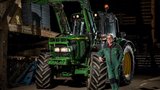 Peter Zutter schätzt seinen komfortablen John Deere 6320.  (Bild: «die grüne» / Pia Neuenschwander)