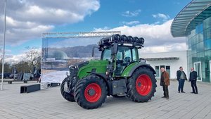 Der Wasserstoff-Trak Der Wasserstoff-Traktor von Fendt speichert das Gas in Tanks auf dem Dach. Die Energieumwandlung zu Antriebsstrom erfolgtin einer Brennstoffzelle.