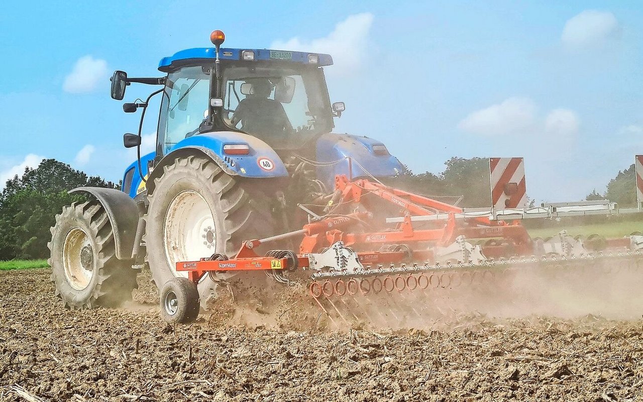 Beim überbetrieblichen Maschineneinsatz kann beispielsweise Erdmandelgras mit anhaftender Erde verschleppt werden. Besteht diese Gefahr, muss die Eigenmechanisierung ins Auge gefasst werden.
