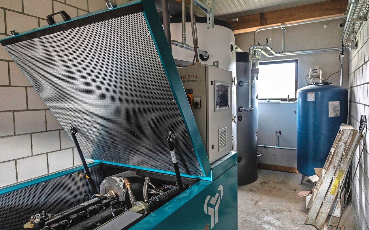 Im Blockheizkraftwerk wird aus Gas Strom und Wärme produziert. Dahinter befinden sich Speicher, aus denen die Wärmenutzungen geregelt werden.