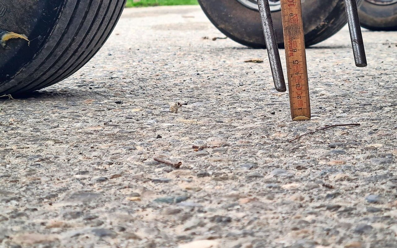 Zu tief eingestellte Kreiselheuer und Schwader bringen Dreck ins Futter.