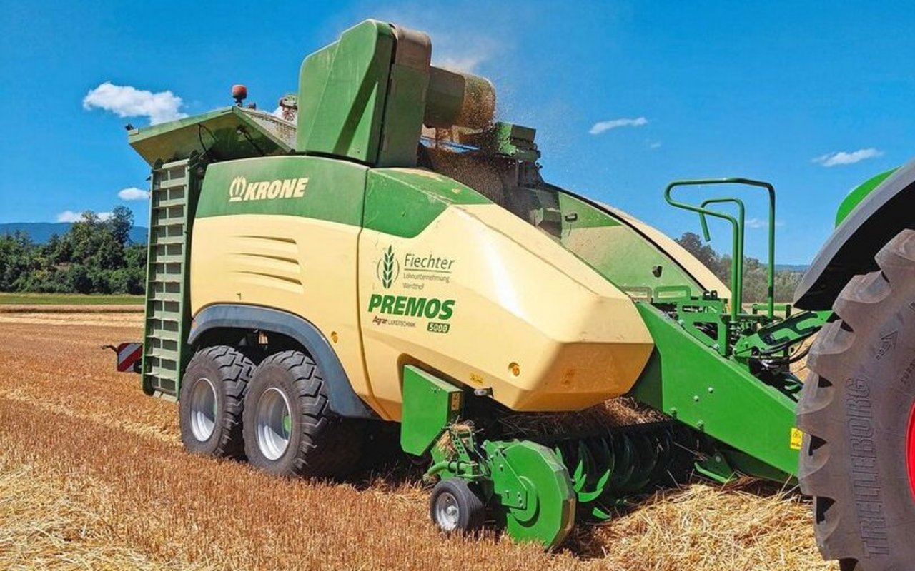 Für die optimale Pelletherstellung eignet sich Gersten- und Weizenstroh am besten. Dieses sollte klingeldürr und von bester Qualität sein – ohne Erde und Unkraut. 