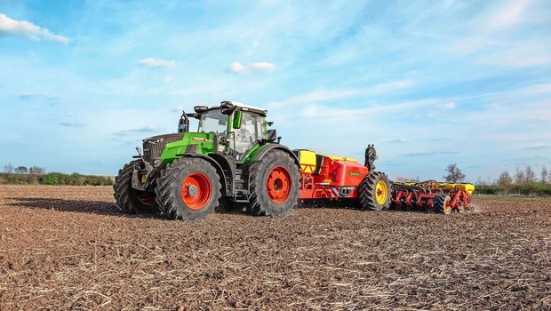 Der neue Fendt Vario 832 ist mit über 340 PS Motorleistung das Zugpferd der neuen Baureihe. Die Leistung stammt von einem Agco-Power-Motor. 
