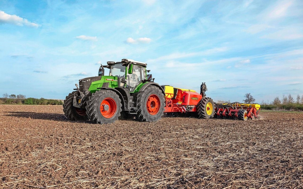 Der neue Fendt Vario 832 ist mit über 340 PS Motorleistung das Zugpferd der neuen Baureihe. Die Leistung stammt von einem Agco-Power-Motor. 