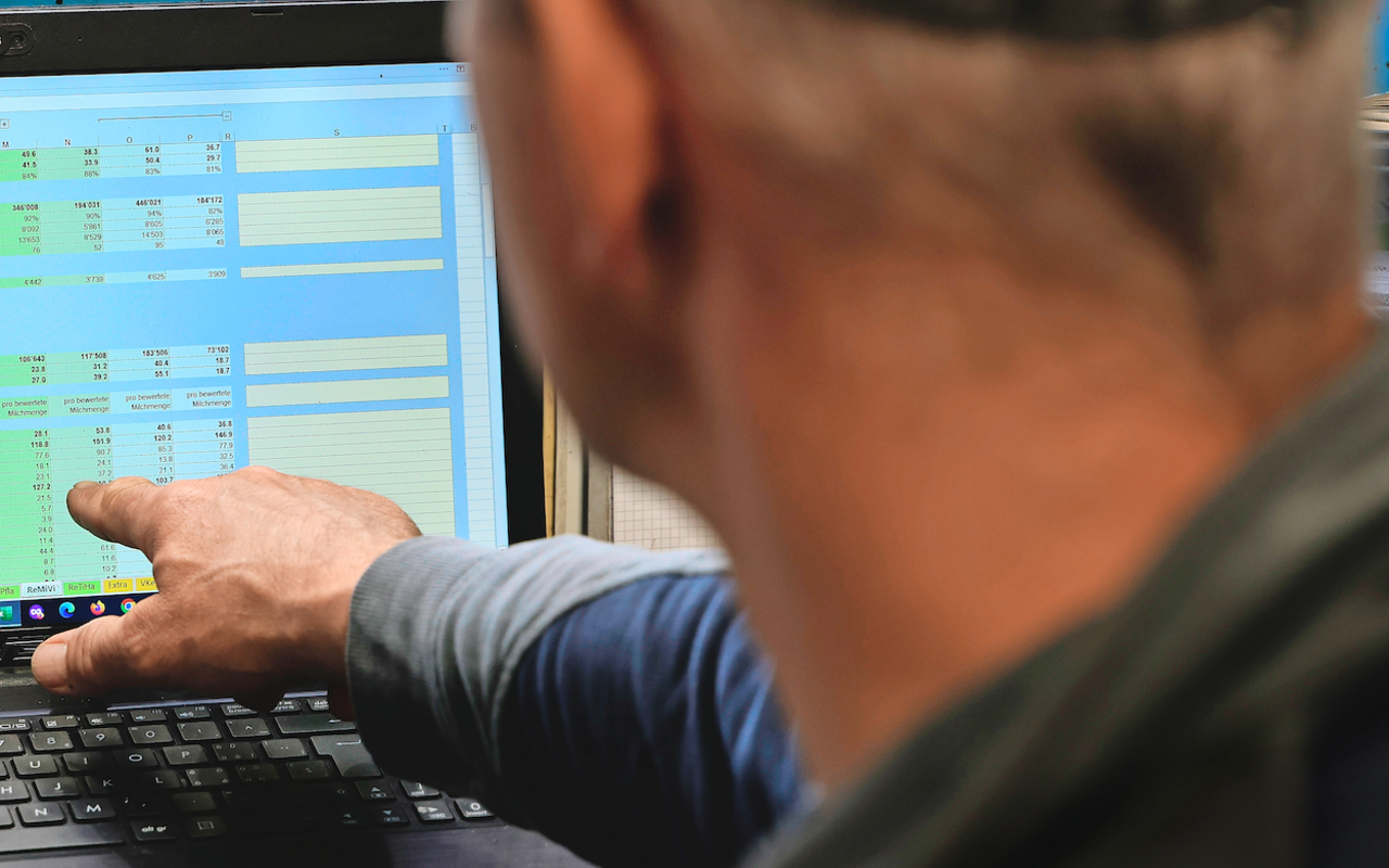 Seit 20 Jahren berechnet Landwirt Andreas Nussbaumer die Vollkosten jedes Jahr selbst. Er verwendet das Vollkostenprogramm «AgriCo Calc» von Agridea. 