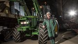 Peter Zutter schätzt seinen komfortablen John Deere 6320.  (Bild: «die grüne» / Pia Neuenschwander)