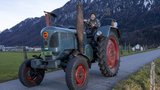 Ernst Schmid mit seinem Traumtraktor, dem Lanz Bulldog.  (Bild: «die grüne» / Gian Vaitl)