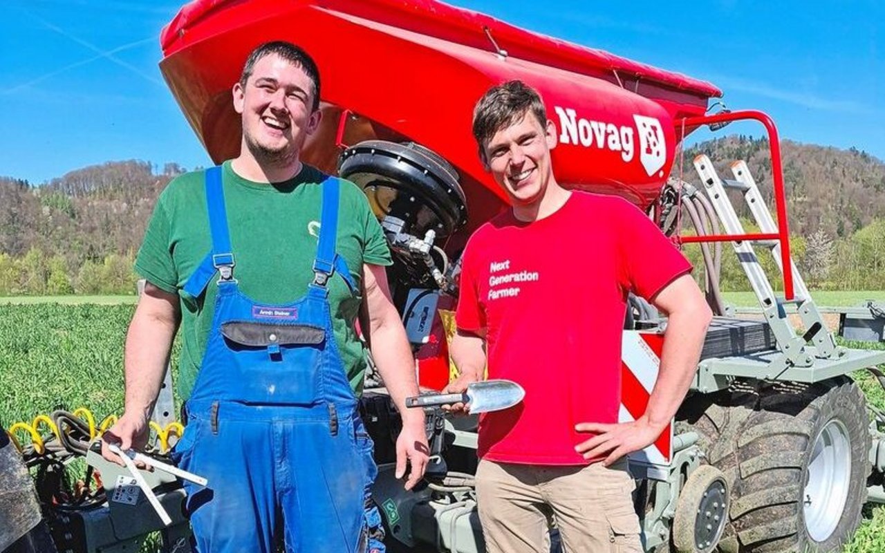 Armin Steiner (links) und Jan Gnann von Novag stellen die Maschine für die Zuckerrübensaat ein.