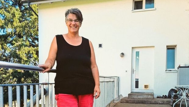 Die diplomierte Bäuerin Sandra Schmid Koch auf dem Betrieb in Uezwil.
