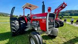 Die nach Fendt erfolgreichste Traktoren-Marke der GVS Agrar ist Massey Ferguson – an der an der «AgriEmotion» Freiland-Ausstellung angeführt von einem historischen MF 1155 aus dem Jahre 1973 mit 8,9 Liter Hubraum und 156 PS Leistung.
  (Bild: «die grüne» / Jürg Vollmer)
