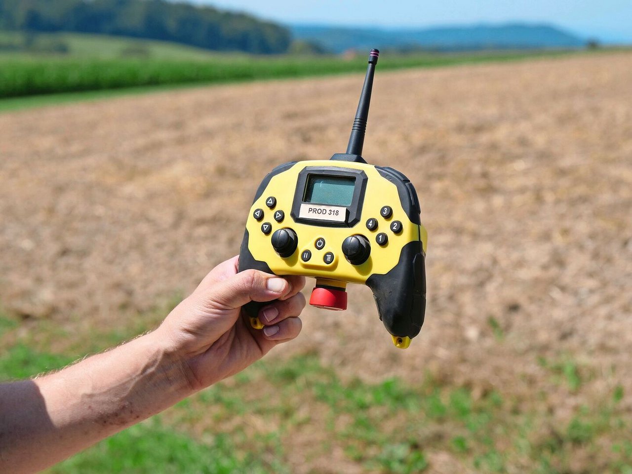 Beim Abladen vom Tieflader oder beim Anhängen der Anbaugeräte kommt die Fernbedienung zum Einsatz.