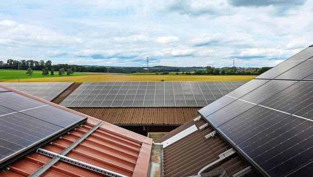 Landwirt Peter Metzger hat auf den Dächern seiner Betriebsgebäude in drei Etappen PV-Anlagen installiert. Die Gesamtleistung liegt bei 130 kWp. Rund die Hälfte der Produktionsmenge wird auf dem Betrieb als Eigenstrom genutzt.