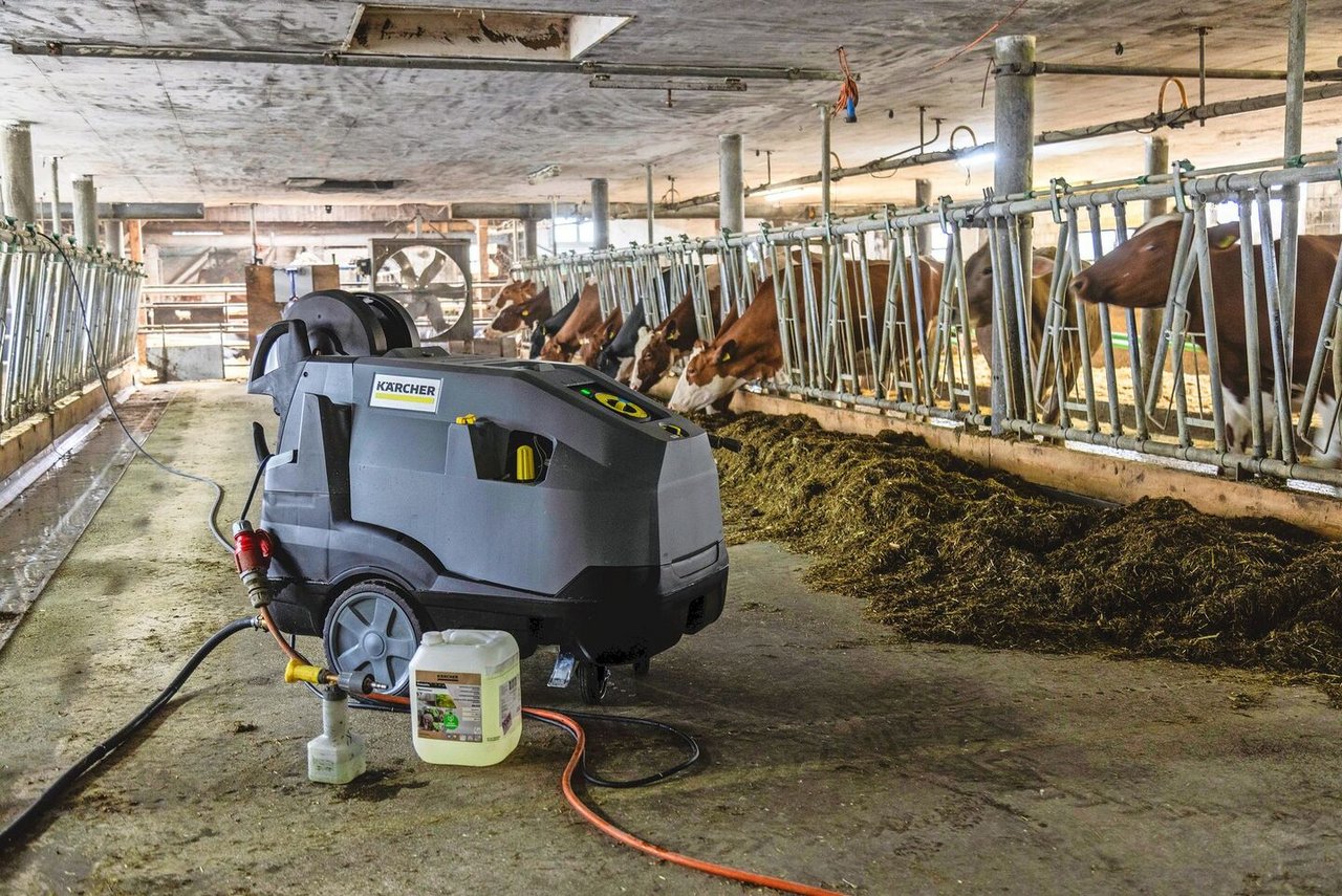 Kompakt und griffbereit: Hochdruckreiniger, Reinigungsmittel und Schaumlanze sind stets im Stall, der Schlauch misst 30 Meter.