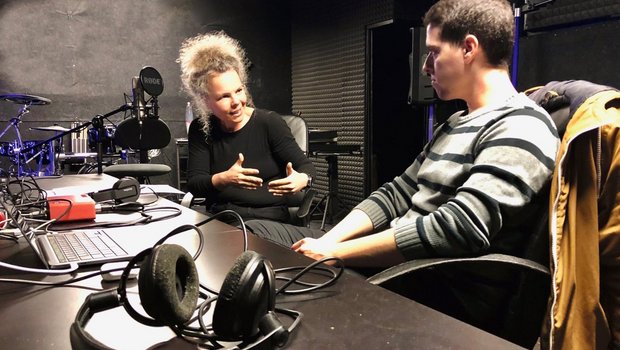 Der «AgrarPodcast» wird moderiert von Renate Bachmann und Sam Rolli. (Bild: «die grüne» / Jürg Vollmer)