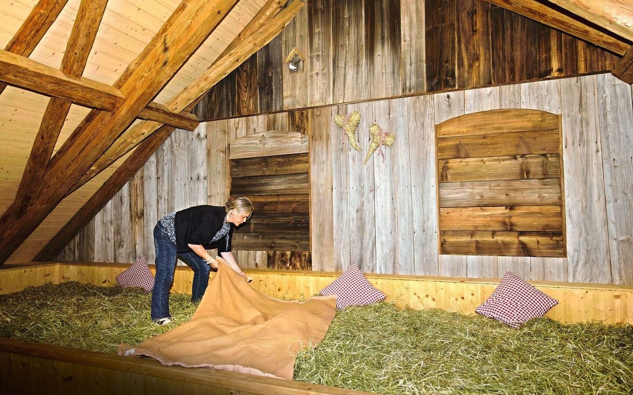 Margrit Odermatt richtet die Heubetten für die Gäste her.