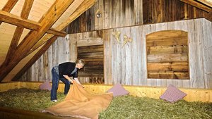 Agrotourismus: Schlafen im Bergheu Margrit Odermatt richtet die Heubetten für die Gäste her.