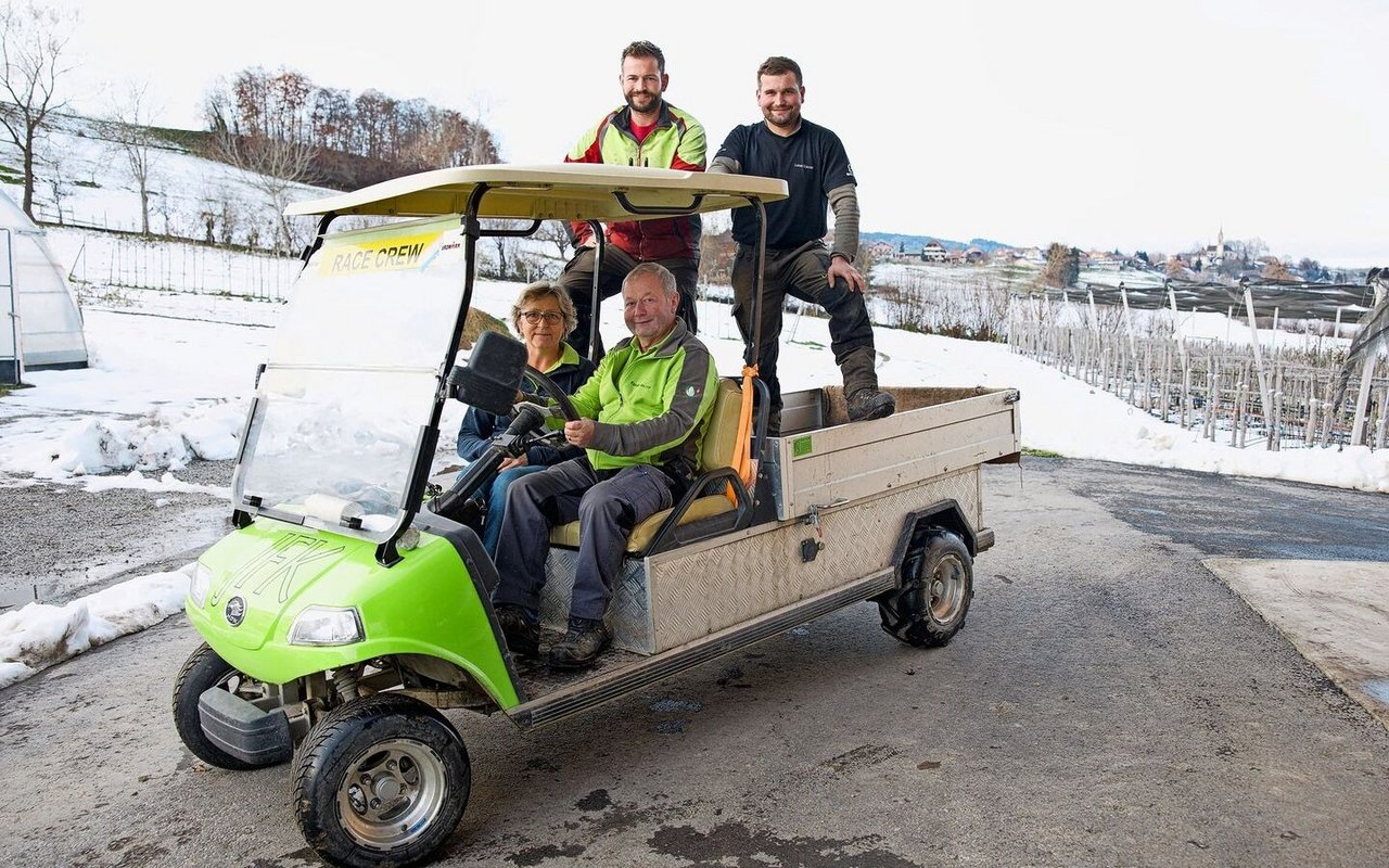 Therese und Ruedi Glauser mit ihren Söhnen Jürg (links) und Lukas. 